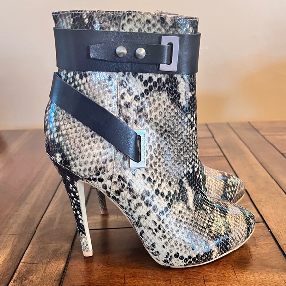 NWOB GUESS SNAKE PYTHON PRINT BOOTIES - Picture 1 of 13